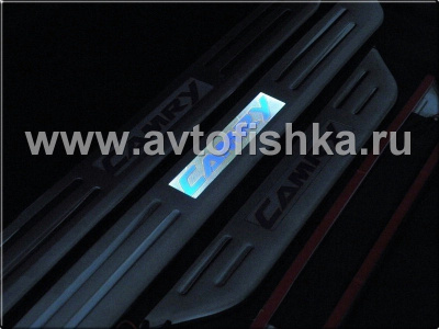 Toyota Camry V40 (06-) накладки порогов дверных проемов, из нержавеющей стали с подсветкой CAMRY.